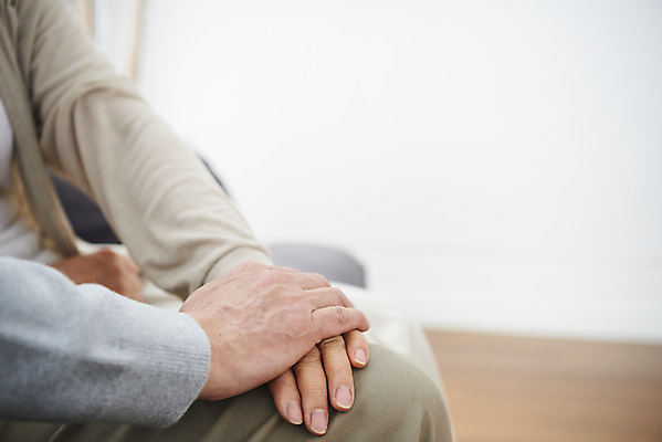 포토 JPG 손 부부 여자 남자 중년 50대 실내 앉기 두명 믿음 손잡기 화목 다정 한국인 흰색 잡기 갱년기 금술 중년만 국내포토 커플 감정 컬러 컨셉 모션 사람 동양인 성인 내부 신체부위 증상 성인만 파일형식