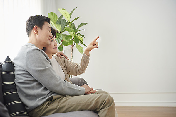 포토 JPG 부부 여자 남자 중년 50대 실내 미소 앉기 상반신 두명 옆모습 소파 화목 다정 한국인 흰색 가리킴 갱년기 금술 중년만 국내포토 커플 뷰포인트 컬러 컨셉 의자 모션 표정 사람 동양인 손짓 성인 내부 증상 성인만 파일형식