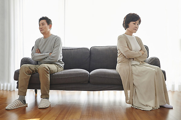 포토 JPG 전신 부부 여자 남자 중년 50대 실내 앉기 두명 앞모습 옆모습 소파 팔짱 한국인 등돌리기 흰색 싸움 부부싸움 갱년기 금술 중년만 국내포토 커플 뷰포인트 컬러 의자 모션 사람 동양인 성인 내부 증상 성인만 파일형식