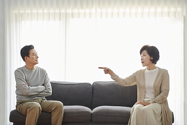 포토 JPG 부부 여자 남자 중년 50대 실내 앉기 상반신 두명 앞모습 소파 팔짱 한국인 흰색 싸움 부부싸움 갱년기 금술 삿대질 중년만 국내포토 커플 뷰포인트 컬러 의자 모션 사람 동양인 손짓 성인 내부 증상 성인만 파일형식