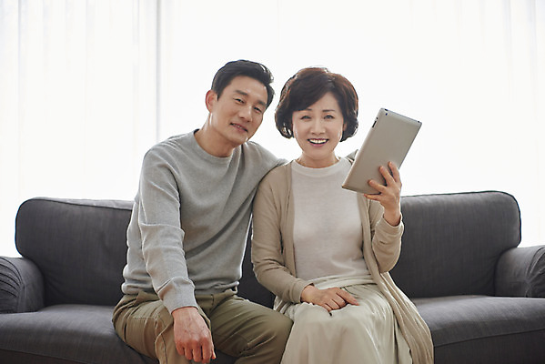 포토 JPG 부부 응시 여자 남자 중년 50대 실내 미소 앉기 상반신 두명 앞모습 소파 태블릿 화목 다정 한국인 흰색 잡기 갱년기 금술 중년만 국내포토 커플 시선 뷰포인트 컬러 컨셉 의자 모션 표정 사람 동양인 성인 내부 전자제품 스마트기기 증상 성인만 파일형식