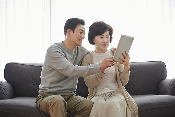 포토 JPG 부부 응시 여자 남자 중년 50대 실내 미소 앉기 상반신 두명 앞모습 소파 태블릿 화목 다정 한국인 흰색 잡기 갱년기 금술 중년만 국내포토 커플 시선 뷰포인트 컬러 컨셉 의자 모션 표정 사람 동양인 성인 내부 전자제품 스마트기기 증상 성인만 파일형식