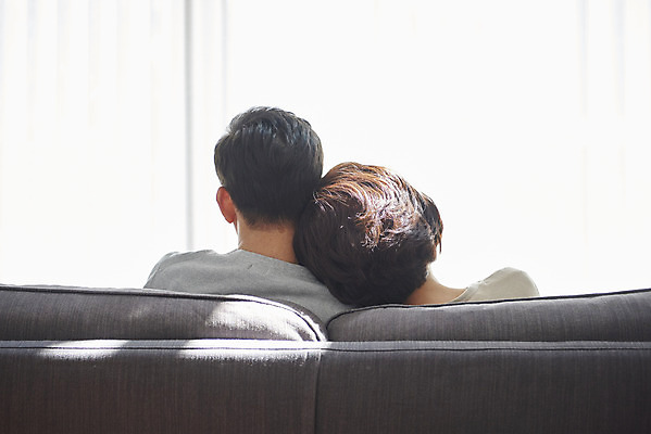 포토 JPG 부부 여자 남자 행복 중년 50대 실내 미소 앉기 상반신 두명 뒷모습 소파 기댐 화목 다정 한국인 흰색 갱년기 금술 중년만 국내포토 커플 감정 뷰포인트 컬러 컨셉 의자 모션 표정 사람 동양인 성인 내부 증상 성인만 파일형식