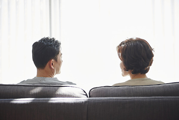 포토 JPG 부부 여자 남자 행복 중년 50대 실내 미소 앉기 상반신 두명 뒷모습 소파 마주보기 화목 다정 한국인 흰색 갱년기 금술 중년만 국내포토 커플 감정 뷰포인트 컬러 컨셉 의자 모션 표정 사람 동양인 성인 내부 증상 성인만 파일형식