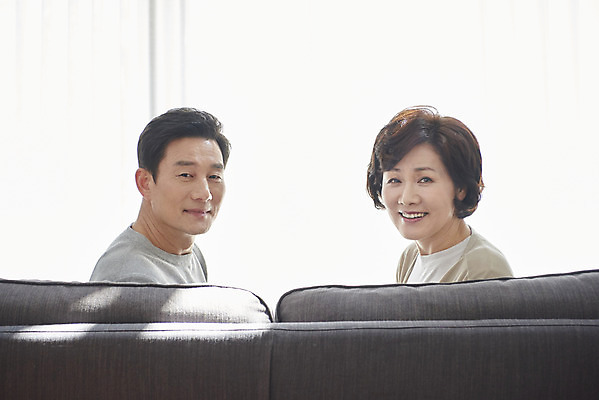 포토 JPG 부부 여자 남자 행복 중년 50대 실내 미소 앉기 상반신 두명 옆모습 소파 화목 다정 한국인 흰색 싸움 갱년기 금술 중년만 국내포토 커플 감정 뷰포인트 컬러 컨셉 의자 모션 표정 사람 동양인 성인 내부 증상 성인만 파일형식