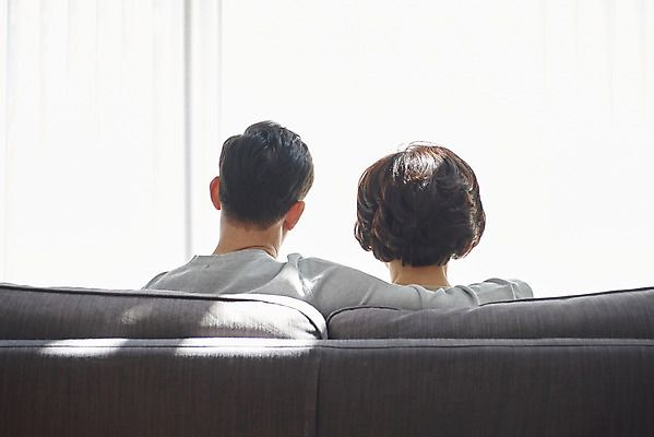 포토 JPG 부부 여자 남자 중년 50대 어깨동무 실내 앉기 상반신 두명 뒷모습 소파 화목 다정 한국인 흰색 갱년기 금술 중년만 국내포토 커플 뷰포인트 컬러 포즈 컨셉 의자 모션 사람 동양인 성인 내부 증상 성인만 파일형식