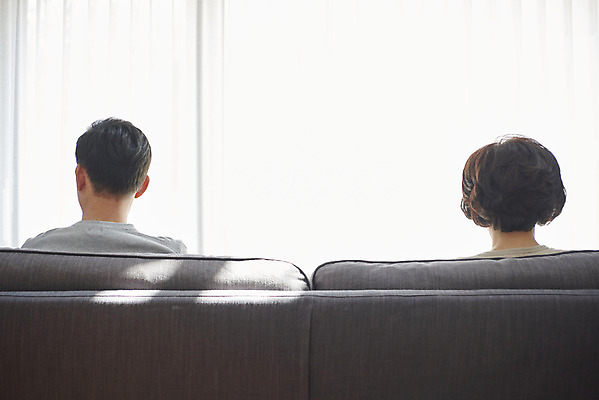 포토 JPG 부부 여자 남자 중년 50대 실내 앉기 상반신 두명 뒷모습 소파 한국인 흰색 싸움 부부싸움 갱년기 금술 중년만 국내포토 커플 뷰포인트 컬러 의자 모션 사람 동양인 성인 내부 증상 성인만 파일형식
