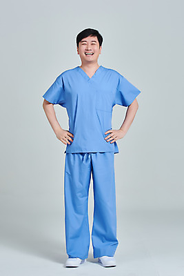 포토 JPG 스튜디오촬영 전신 남자 허리손 회색배경 실내 병원 한명 미소 앞모습 치료 30대 한국인 간호사 의료진 의사 바이러스 성인남자한명만 델타변이바이러스 국내포토 직업 1 뷰포인트 포즈 백그라운드 의학 표정 사람 동양인 내부 장년 회색 남자한명만 성인남자만 파일형식