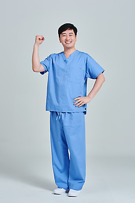 포토 JPG 스튜디오촬영 전신 남자 응원 회색배경 실내 병원 한명 미소 앞모습 치료 30대 파이팅 한국인 간호사 의료진 의사 바이러스 성인남자한명만 델타변이바이러스 국내포토 직업 1 뷰포인트 백그라운드 의학 모션 표정 사람 동양인 내부 장년 회색 남자한명만 성인남자만 파일형식