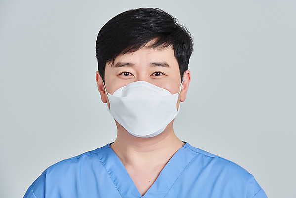 포토 JPG 스튜디오촬영 남자 회색배경 실내 병원 마스크 한명 상반신 앞모습 치료 30대 한국인 간호사 의료진 의사 바이러스 성인남자한명만 델타변이바이러스 국내포토 직업 1 뷰포인트 백그라운드 의학 사람 동양인 내부 장년 회색 남자한명만 성인남자만 파일형식