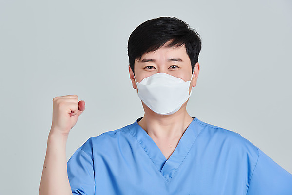 포토 JPG 스튜디오촬영 남자 응원 회색배경 실내 병원 마스크 한명 상반신 앞모습 치료 30대 파이팅 한국인 간호사 의료진 의사 바이러스 성인남자한명만 델타변이바이러스 국내포토 직업 1 뷰포인트 백그라운드 의학 모션 사람 동양인 내부 장년 회색 남자한명만 성인남자만 파일형식