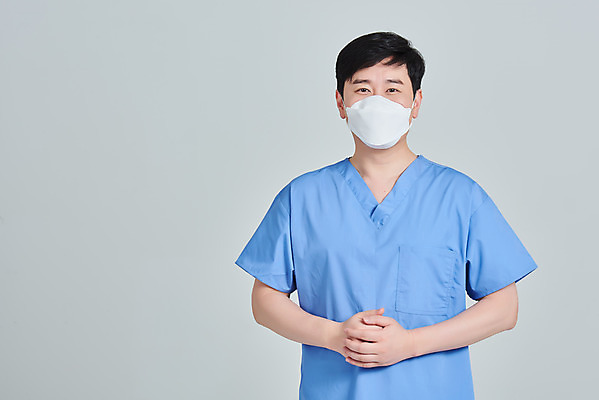 포토 JPG 스튜디오촬영 남자 회색배경 실내 병원 마스크 한명 상반신 앞모습 치료 30대 한국인 간호사 의료진 의사 바이러스 성인남자한명만 델타변이바이러스 국내포토 직업 1 뷰포인트 백그라운드 의학 사람 동양인 내부 장년 회색 남자한명만 성인남자만 파일형식