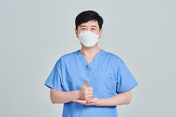 포토 JPG 스튜디오촬영 남자 회색배경 실내 병원 마스크 한명 상반신 앞모습 치료 30대 한국인 간호사 의료진 의사 바이러스 성인남자한명만 덕분에챌린지 챌린지 국내포토 직업 1 캠페인 뷰포인트 백그라운드 의학 사람 동양인 내부 장년 회색 남자한명만 성인남자만 파일형식