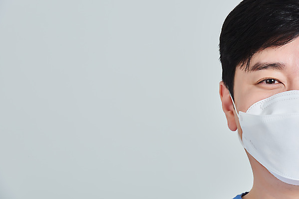 포토 JPG 스튜디오촬영 남자 얼굴 회색배경 실내 병원 마스크 한명 미소 앞모습 치료 30대 한국인 간호사 의료진 의사 바이러스 성인남자한명만 국내포토 직업 1 뷰포인트 백그라운드 의학 표정 사람 동양인 내부 신체부위 장년 회색 남자한명만 성인남자만 파일형식