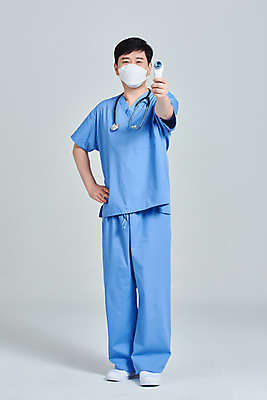 포토 JPG 스튜디오촬영 전신 남자 청진기 회색배경 실내 병원 마스크 한명 앞모습 치료 30대 한국인 간호사 의료진 의사 바이러스 온도계 체온계 성인남자한명만 비접촉체온계 국내포토 직업 1 뷰포인트 백그라운드 의학 의료기기 사람 동양인 내부 장년 회색 남자한명만 성인남자만 파일형식