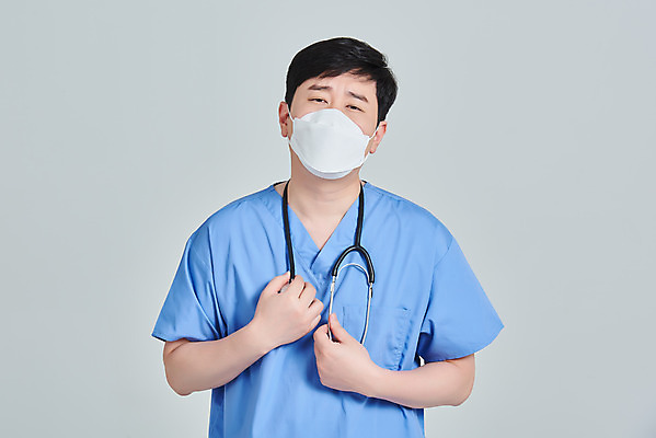 포토 JPG 스튜디오촬영 남자 청진기 회색배경 실내 병원 피곤 마스크 한명 상반신 앞모습 치료 30대 한국인 간호사 의료진 의사 바이러스 더위 힘듦 성인남자한명만 국내포토 직업 1 뷰포인트 백그라운드 컨셉 의학 의료기기 날씨 사람 동양인 내부 장년 회색 남자한명만 성인남자만 파일형식