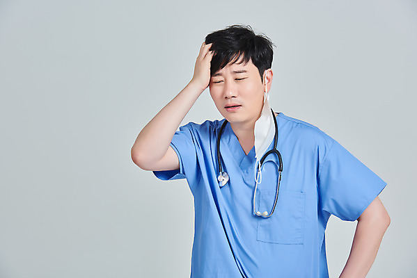 포토 JPG 스튜디오촬영 남자 청진기 회색배경 스트레스 실내 병원 피곤 마스크 한명 상반신 앞모습 치료 30대 한국인 간호사 의료진 의사 바이러스 힘듦 성인남자한명만 노마스크 국내포토 직업 1 뷰포인트 백그라운드 컨셉 의학 의료기기 사람 동양인 내부 장년 회색 사회이슈 남자한명만 성인남자만 파일형식