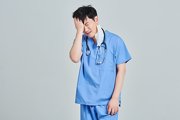 포토 JPG 스튜디오촬영 남자 청진기 회색배경 스트레스 실내 병원 피곤 마스크 한명 상반신 앞모습 치료 30대 한국인 간호사 의료진 의사 바이러스 힘듦 성인남자한명만 노마스크 국내포토 직업 1 뷰포인트 백그라운드 컨셉 의학 의료기기 사람 동양인 내부 장년 회색 사회이슈 남자한명만 성인남자만 파일형식