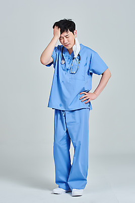 포토 JPG 스튜디오촬영 전신 남자 허리손 청진기 회색배경 실내 병원 피곤 마스크 한명 앞모습 치료 30대 한국인 간호사 의료진 의사 바이러스 힘듦 성인남자한명만 노마스크 국내포토 직업 1 뷰포인트 포즈 백그라운드 컨셉 의학 의료기기 사람 동양인 내부 장년 회색 사회이슈 남자한명만 성인남자만 파일형식