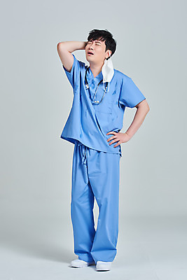 포토 JPG 스튜디오촬영 전신 남자 허리손 청진기 회색배경 실내 병원 피곤 마스크 한명 앞모습 치료 30대 한국인 간호사 의료진 의사 바이러스 힘듦 성인남자한명만 노마스크 국내포토 직업 1 뷰포인트 포즈 백그라운드 컨셉 의학 의료기기 사람 동양인 내부 장년 회색 사회이슈 남자한명만 성인남자만 파일형식