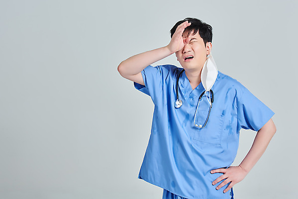 포토 JPG 스튜디오촬영 남자 청진기 회색배경 실내 병원 피곤 마스크 한명 상반신 앞모습 치료 30대 한국인 간호사 의료진 의사 바이러스 눈물 힘듦 성인남자한명만 노마스크 국내포토 직업 1 감정 뷰포인트 백그라운드 컨셉 의학 의료기기 사람 동양인 내부 장년 회색 사회이슈 남자한명만 성인남자만 파일형식