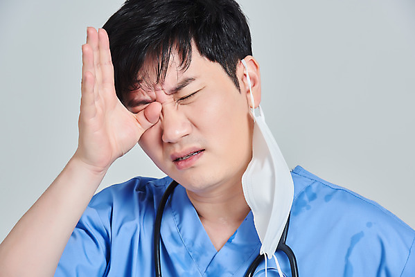 포토 JPG 스튜디오촬영 남자 청진기 회색배경 실내 병원 피곤 마스크 한명 상반신 앞모습 치료 30대 한국인 간호사 의료진 의사 바이러스 눈물 힘듦 성인남자한명만 노마스크 국내포토 직업 1 감정 뷰포인트 백그라운드 컨셉 의학 의료기기 사람 동양인 내부 장년 회색 사회이슈 남자한명만 성인남자만 파일형식