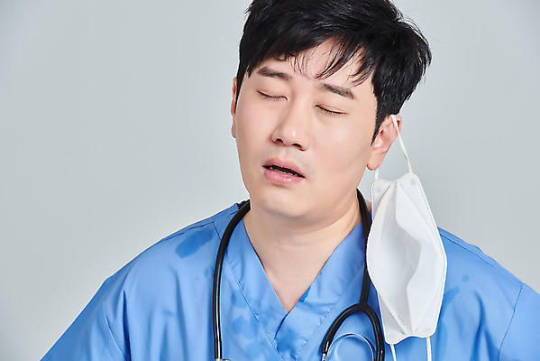 포토 JPG 스튜디오촬영 남자 청진기 회색배경 실내 병원 피곤 마스크 한명 상반신 앞모습 치료 30대 눈감음 한국인 간호사 의료진 의사 바이러스 힘듦 성인남자한명만 노마스크 국내포토 직업 1 뷰포인트 백그라운드 컨셉 의학 의료기기 모션 사람 동양인 내부 장년 회색 사회이슈 남자한명만 성인남자만 파일형식