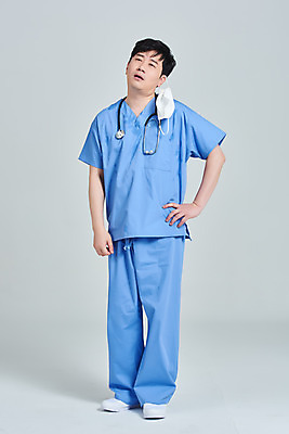 포토 JPG 스튜디오촬영 전신 남자 허리손 청진기 회색배경 실내 병원 피곤 마스크 한명 앞모습 치료 30대 한국인 간호사 의료진 의사 바이러스 힘듦 성인남자한명만 노마스크 국내포토 직업 1 뷰포인트 포즈 백그라운드 컨셉 의학 의료기기 사람 동양인 내부 장년 회색 사회이슈 남자한명만 성인남자만 파일형식