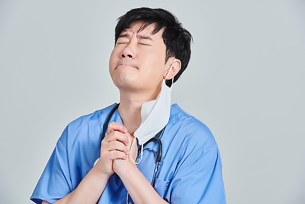 포토 JPG 스튜디오촬영 남자 청진기 회색배경 실내 병원 마스크 한명 상반신 앞모습 치료 30대 눈감음 희망 한국인 간호사 의료진 의사 기도 바이러스 손모으기 간절함 성인남자한명만 노마스크 국내포토 직업 1 감정 뷰포인트 백그라운드 컨셉 의학 의료기기 모션 사람 동양인 손짓 내부 장년 회색 사회이슈 남자한명만 성인남자만 파일형식