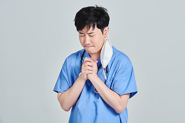 포토 JPG 스튜디오촬영 남자 청진기 회색배경 실내 병원 마스크 한명 상반신 앞모습 치료 30대 눈감음 희망 한국인 간호사 의료진 의사 기도 바이러스 손모으기 간절함 성인남자한명만 노마스크 국내포토 직업 1 감정 뷰포인트 백그라운드 컨셉 의학 의료기기 모션 사람 동양인 손짓 내부 장년 회색 사회이슈 남자한명만 성인남자만 파일형식