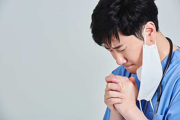 포토 JPG 스튜디오촬영 남자 청진기 회색배경 실내 병원 마스크 한명 상반신 옆모습 치료 30대 눈감음 희망 한국인 간호사 의료진 의사 기도 바이러스 손모으기 간절함 성인남자한명만 노마스크 국내포토 직업 1 감정 뷰포인트 백그라운드 컨셉 의학 의료기기 모션 사람 동양인 손짓 내부 장년 회색 사회이슈 남자한명만 성인남자만 파일형식