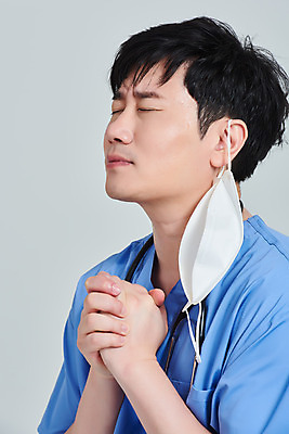 포토 JPG 스튜디오촬영 남자 청진기 회색배경 실내 병원 마스크 한명 상반신 옆모습 치료 30대 눈감음 희망 한국인 간호사 의료진 의사 기도 바이러스 손모으기 간절함 성인남자한명만 노마스크 국내포토 직업 1 감정 뷰포인트 백그라운드 컨셉 의학 의료기기 모션 사람 동양인 손짓 내부 장년 회색 사회이슈 남자한명만 성인남자만 파일형식