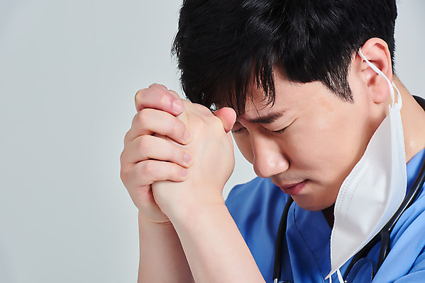 포토 JPG 스튜디오촬영 남자 청진기 회색배경 실내 병원 마스크 한명 상반신 옆모습 치료 30대 눈감음 희망 한국인 간호사 의료진 의사 기도 바이러스 손모으기 간절함 성인남자한명만 노마스크 국내포토 직업 1 감정 뷰포인트 백그라운드 컨셉 의학 의료기기 모션 사람 동양인 손짓 내부 장년 회색 사회이슈 남자한명만 성인남자만 파일형식