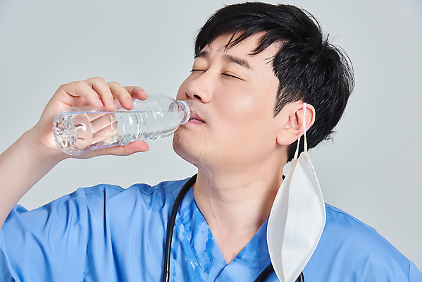 포토 JPG 스튜디오촬영 남자 청진기 회색배경 실내 병원 마스크 한명 상반신 앞모습 치료 물 30대 한국인 간호사 의료진 의사 바이러스 생수 물마시기 성인남자한명만 노마스크 국내포토 자연요소 직업 1 뷰포인트 백그라운드 의학 의료기기 사람 동양인 내부 장년 회색 마시기 사회이슈 물병 남자한명만 성인남자만 파일형식