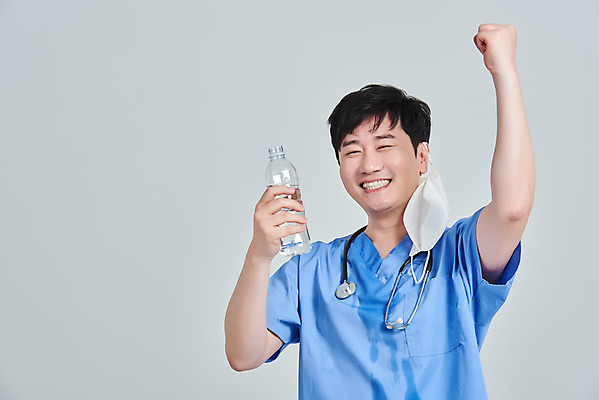 포토 JPG 스튜디오촬영 남자 청진기 회색배경 실내 병원 마스크 한명 미소 들기 상반신 앞모습 치료 물 30대 파이팅 한국인 간호사 의료진 의사 바이러스 생수 성인남자한명만 노마스크 국내포토 자연요소 직업 1 뷰포인트 백그라운드 의학 의료기기 모션 표정 사람 동양인 내부 장년 회색 사회이슈 물병 남자한명만 성인남자만 파일형식