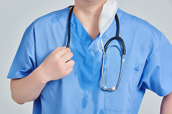 포토 JPG 스튜디오촬영 남자 청진기 회색배경 실내 병원 마스크 한명 상반신 앞모습 치료 30대 한국인 간호사 의료진 의사 바이러스 더위 땀 성인남자한명만 노마스크 국내포토 직업 1 뷰포인트 백그라운드 의학 의료기기 날씨 사람 동양인 내부 장년 회색 사회이슈 남자한명만 성인남자만 파일형식