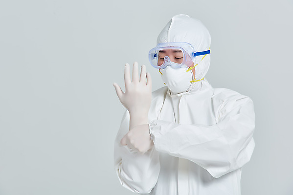 포토 JPG 스튜디오촬영 남자 회색배경 실내 병원 마스크 한명 서기 누끼 상반신 앞모습 치료 30대 한국인 간호사 의료진 의사 바이러스 사회이슈 성인남자한명만 코로나바이러스 방역복 델타변이바이러스 국내포토 직업 1 옷 뷰포인트 백그라운드 컨셉 의학 모션 사람 동양인 내부 장년 회색 방역 남자한명만 성인남자만 파일형식