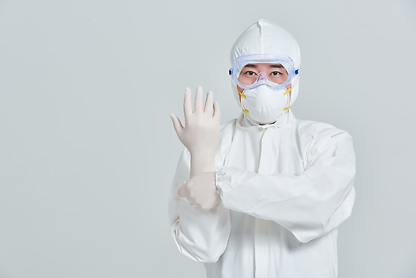 포토 JPG 스튜디오촬영 남자 회색배경 실내 병원 마스크 한명 서기 누끼 상반신 앞모습 치료 30대 한국인 간호사 의료진 의사 바이러스 사회이슈 성인남자한명만 코로나바이러스 방역복 델타변이바이러스 국내포토 직업 1 옷 뷰포인트 백그라운드 컨셉 의학 모션 사람 동양인 내부 장년 회색 방역 남자한명만 성인남자만 파일형식