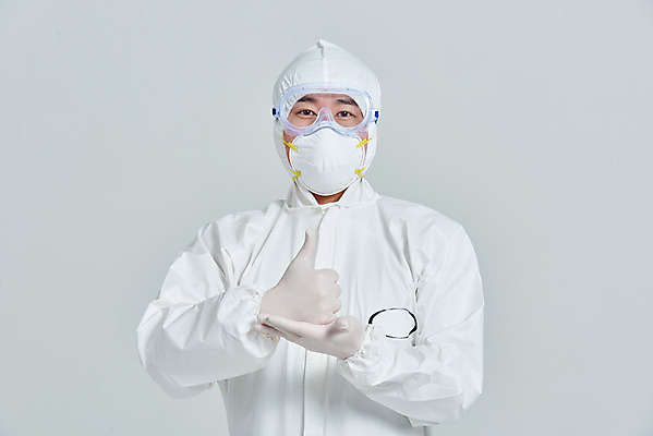 포토 JPG 스튜디오촬영 남자 회색배경 실내 병원 마스크 한명 서기 누끼 상반신 앞모습 치료 30대 한국인 간호사 의료진 의사 바이러스 사회이슈 성인남자한명만 코로나바이러스 방역복 덕분에챌린지 챌린지 델타변이바이러스 국내포토 직업 1 옷 캠페인 뷰포인트 백그라운드 컨셉 의학 모션 사람 동양인 내부 장년 회색 방역 남자한명만 성인남자만 파일형식