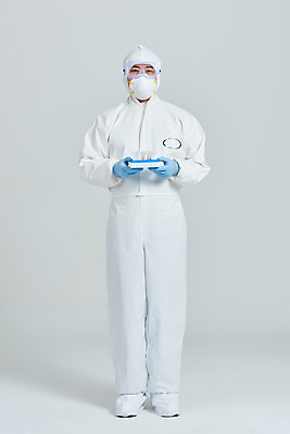 포토 JPG 스튜디오촬영 전신 남자 회색배경 실내 병원 마스크 한명 서기 누끼 앞모습 치료 30대 한국인 간호사 의료진 의사 바이러스 사회이슈 성인남자한명만 코로나바이러스 방역복 검진키트 델타변이바이러스 국내포토 직업 1 옷 뷰포인트 백그라운드 컨셉 의학 모션 사람 동양인 내부 장년 회색 의료용품 방역 남자한명만 성인남자만 파일형식