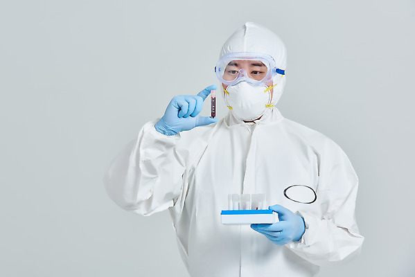 포토 JPG 스튜디오촬영 남자 회색배경 실내 병원 마스크 한명 서기 누끼 상반신 앞모습 치료 30대 한국인 간호사 의료진 의사 바이러스 사회이슈 성인남자한명만 코로나바이러스 방역복 검진키트 델타변이바이러스 국내포토 직업 1 옷 뷰포인트 백그라운드 컨셉 의학 모션 사람 동양인 내부 장년 회색 의료용품 방역 남자한명만 성인남자만 파일형식