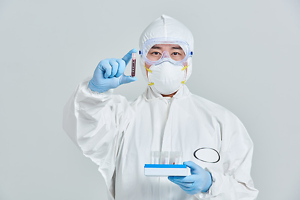 포토 JPG 스튜디오촬영 남자 회색배경 실내 병원 마스크 한명 서기 누끼 상반신 앞모습 치료 30대 한국인 간호사 의료진 의사 바이러스 사회이슈 성인남자한명만 코로나바이러스 방역복 검진키트 델타변이바이러스 국내포토 직업 1 옷 뷰포인트 백그라운드 컨셉 의학 모션 사람 동양인 내부 장년 회색 의료용품 방역 남자한명만 성인남자만 파일형식