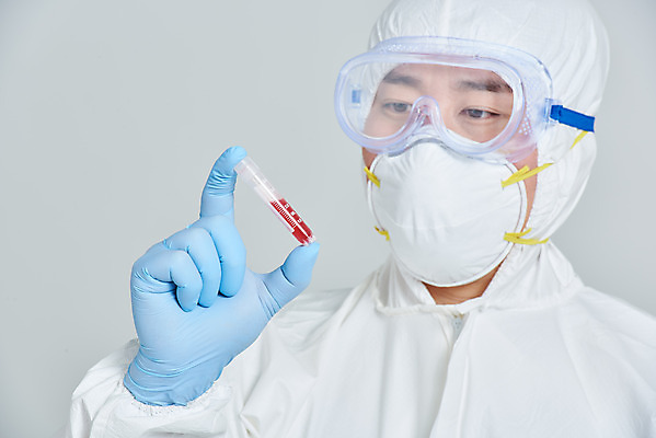 포토 JPG 스튜디오촬영 남자 회색배경 실내 병원 마스크 한명 서기 누끼 상반신 앞모습 치료 30대 한국인 간호사 의료진 의사 바이러스 사회이슈 성인남자한명만 코로나바이러스 방역복 검진키트 델타변이바이러스 국내포토 직업 1 옷 뷰포인트 백그라운드 컨셉 의학 모션 사람 동양인 내부 장년 회색 의료용품 방역 남자한명만 성인남자만 파일형식