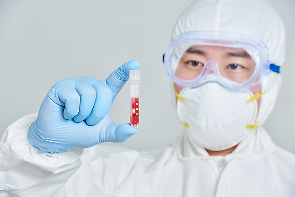 포토 JPG 스튜디오촬영 남자 회색배경 실내 병원 마스크 한명 서기 누끼 상반신 앞모습 치료 30대 한국인 간호사 의료진 의사 바이러스 사회이슈 성인남자한명만 코로나바이러스 방역복 검진키트 델타변이바이러스 국내포토 직업 1 옷 뷰포인트 백그라운드 컨셉 의학 모션 사람 동양인 내부 장년 회색 의료용품 방역 남자한명만 성인남자만 파일형식