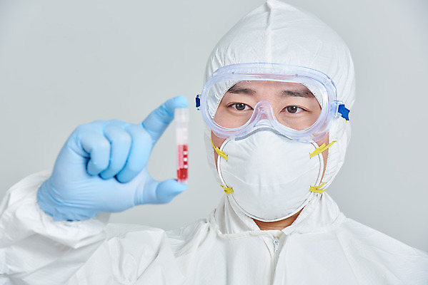 포토 JPG 스튜디오촬영 남자 회색배경 실내 병원 마스크 한명 서기 누끼 상반신 앞모습 치료 30대 한국인 간호사 의료진 의사 바이러스 사회이슈 성인남자한명만 코로나바이러스 방역복 검진키트 델타변이바이러스 국내포토 직업 1 옷 뷰포인트 백그라운드 컨셉 의학 모션 사람 동양인 내부 장년 회색 의료용품 방역 남자한명만 성인남자만 파일형식