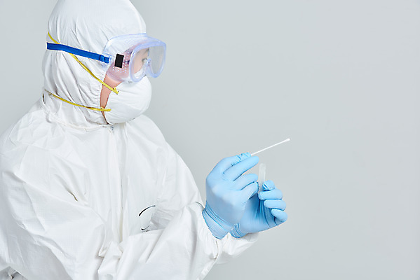 포토 JPG 스튜디오촬영 남자 회색배경 실내 병원 마스크 한명 서기 누끼 상반신 옆모습 치료 30대 한국인 간호사 의료진 의사 바이러스 사회이슈 성인남자한명만 코로나바이러스 방역복 검사면봉 델타변이바이러스 국내포토 직업 1 옷 뷰포인트 백그라운드 컨셉 의학 모션 사람 동양인 내부 장년 회색 의료용품 방역 남자한명만 성인남자만 파일형식