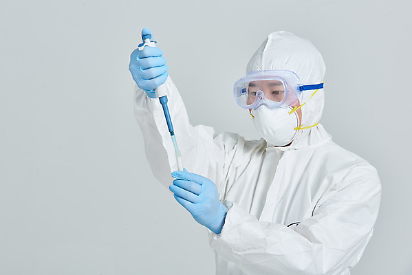 포토 JPG 스튜디오촬영 남자 회색배경 실내 병원 마스크 한명 서기 누끼 상반신 앞모습 치료 30대 한국인 간호사 의료진 의사 바이러스 스포이트 사회이슈 성인남자한명만 코로나바이러스 방역복 델타변이바이러스 국내포토 직업 1 옷 뷰포인트 백그라운드 컨셉 의학 모션 사람 동양인 내부 장년 회색 방역 피펫 남자한명만 성인남자만 파일형식