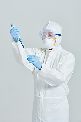 포토 JPG 스튜디오촬영 남자 회색배경 실내 병원 마스크 한명 서기 누끼 상반신 앞모습 치료 30대 한국인 간호사 의료진 의사 바이러스 스포이트 사회이슈 성인남자한명만 코로나바이러스 방역복 델타변이바이러스 국내포토 직업 1 옷 뷰포인트 백그라운드 컨셉 의학 모션 사람 동양인 내부 장년 회색 방역 피펫 남자한명만 성인남자만 파일형식