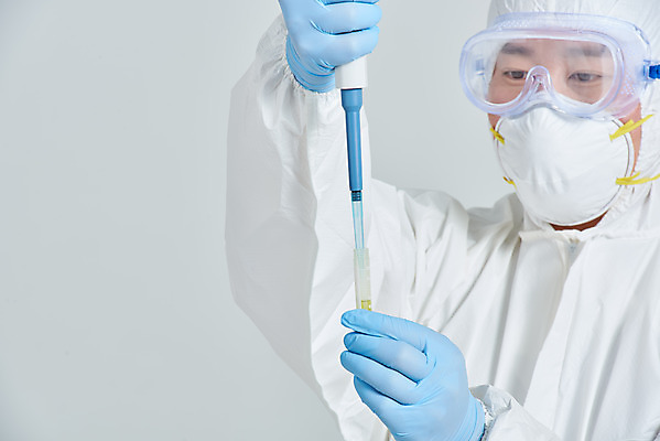 포토 JPG 스튜디오촬영 남자 회색배경 실내 병원 마스크 한명 서기 누끼 상반신 앞모습 치료 30대 한국인 간호사 의료진 의사 바이러스 스포이트 사회이슈 성인남자한명만 코로나바이러스 방역복 델타변이바이러스 국내포토 직업 1 옷 뷰포인트 백그라운드 컨셉 의학 모션 사람 동양인 내부 장년 회색 방역 피펫 남자한명만 성인남자만 파일형식