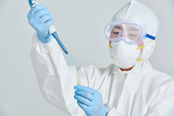 포토 JPG 스튜디오촬영 남자 회색배경 실내 병원 마스크 한명 서기 누끼 상반신 앞모습 치료 30대 한국인 간호사 의료진 의사 바이러스 스포이트 사회이슈 성인남자한명만 코로나바이러스 방역복 델타변이바이러스 국내포토 직업 1 옷 뷰포인트 백그라운드 컨셉 의학 모션 사람 동양인 내부 장년 회색 방역 피펫 남자한명만 성인남자만 파일형식